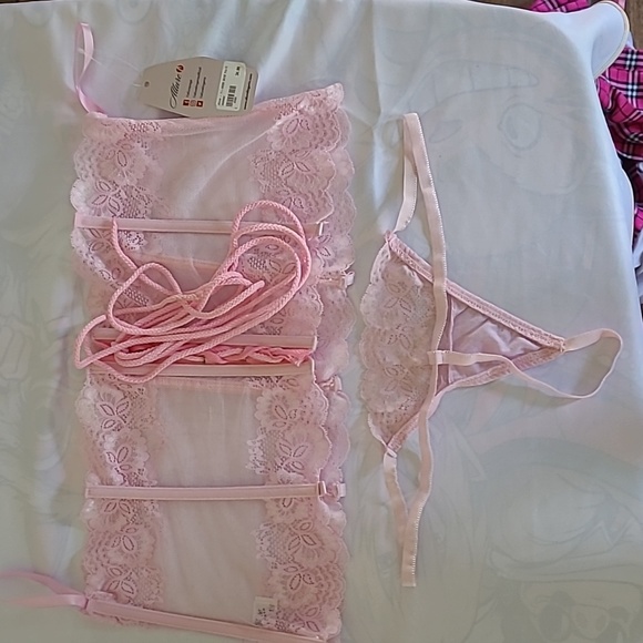 Lingerie - Picture 2 of 7